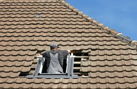 Pose de velux - Neuve-Maison